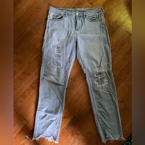 Universal Threads 8L Distressed Jeans